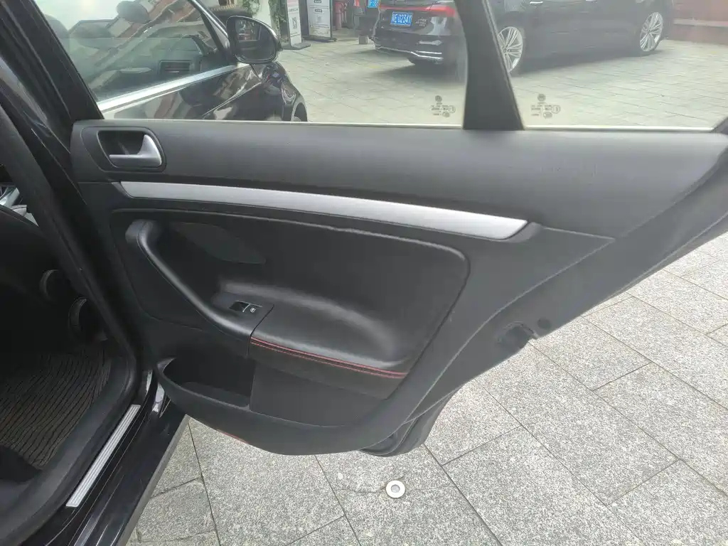 VOLKSWAGEN SAGITAR 2010