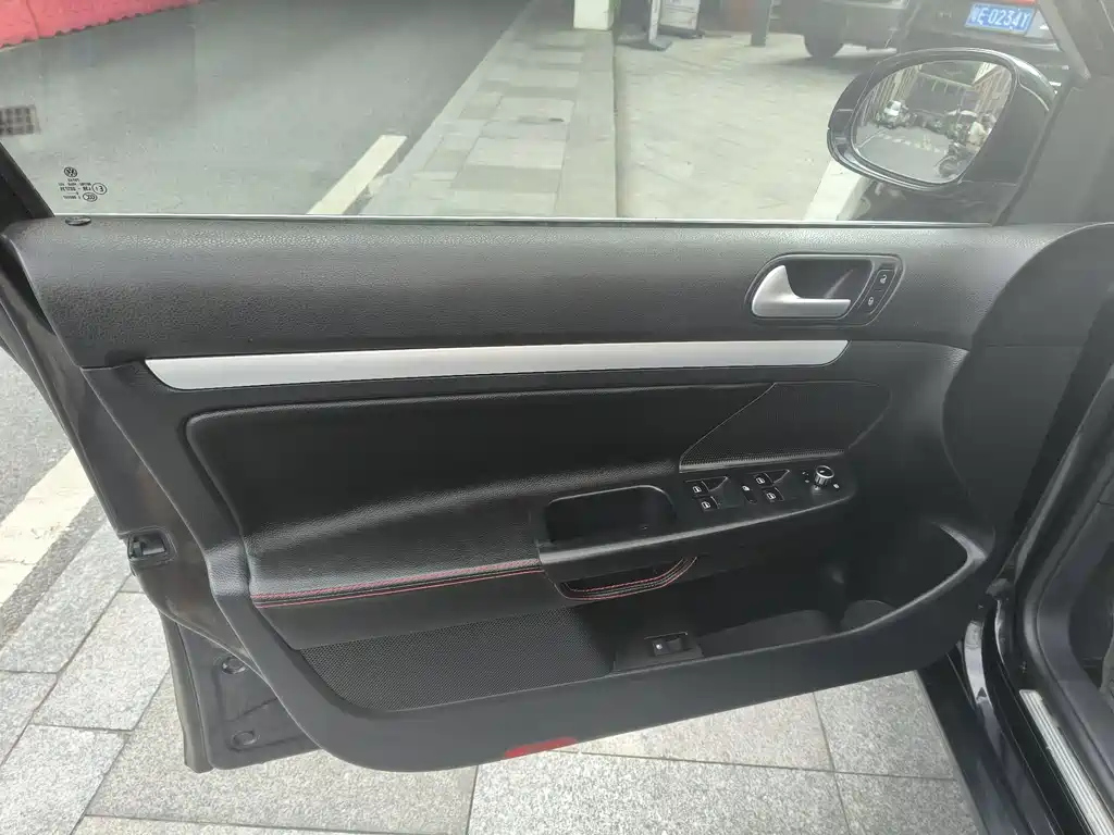 VOLKSWAGEN SAGITAR 2010