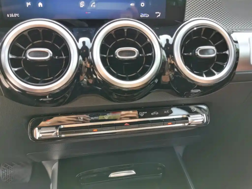 MERCEDES BENZ GLB 2024