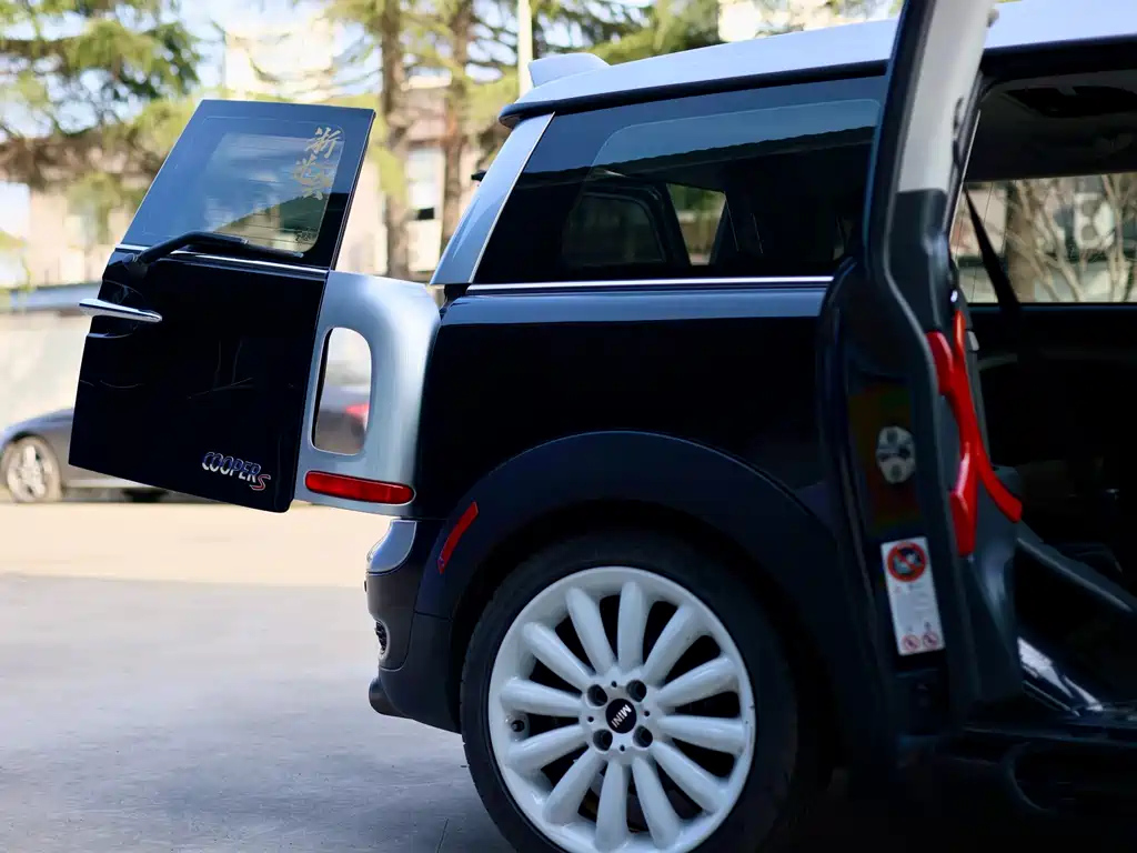 MINI CLUBMAN 2011