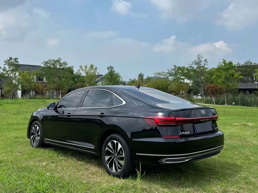 VOLKSWAGEN PASSAT 2023