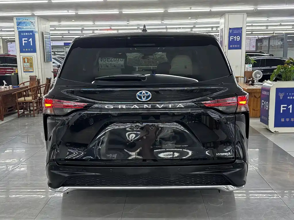 TOYOTA GRANVIA 2024