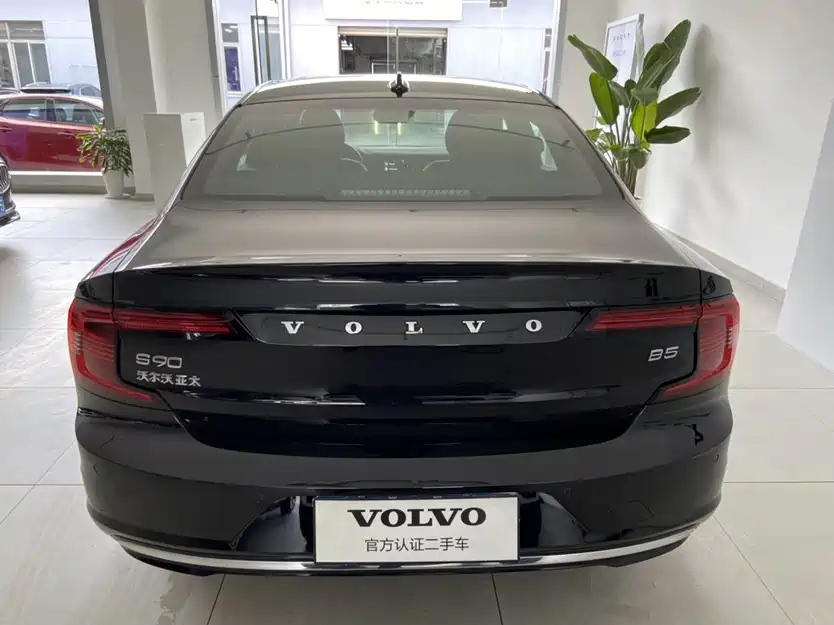 VOLVO S90 2023