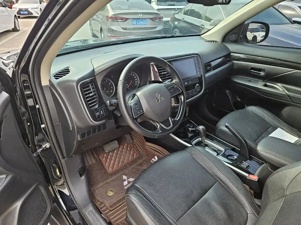 MITSUBISHI OUTLANDER 2017