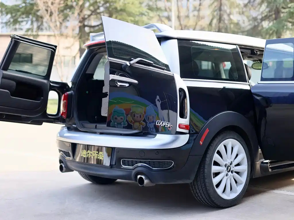 MINI CLUBMAN 2011