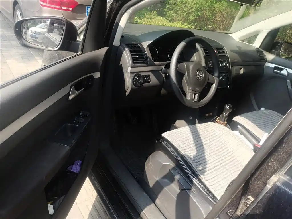 VOLKSWAGEN TOURAN 2015