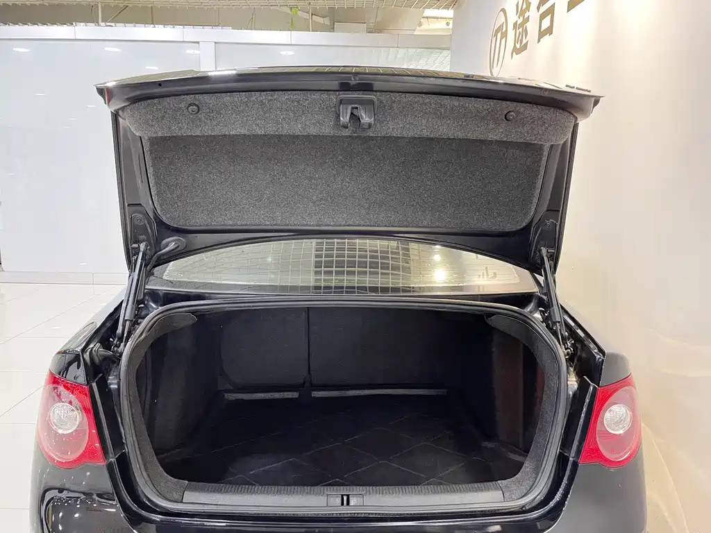 VOLKSWAGEN SAGITAR 2011