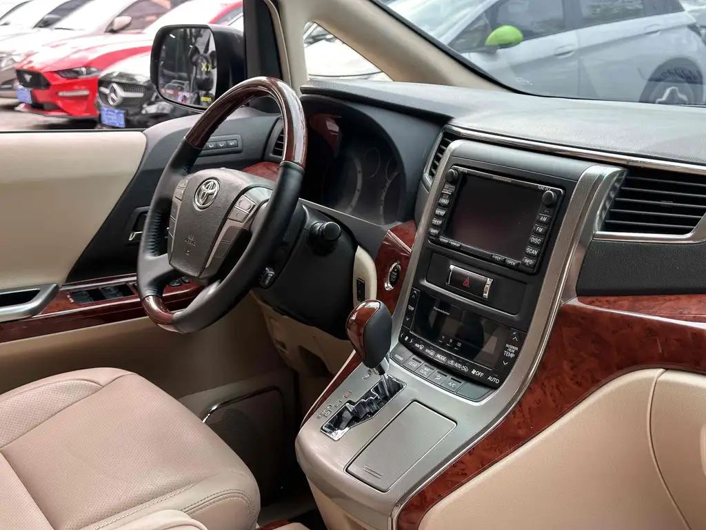 TOYOTA ALPHARD 2011