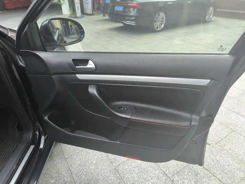 VOLKSWAGEN SAGITAR 2010