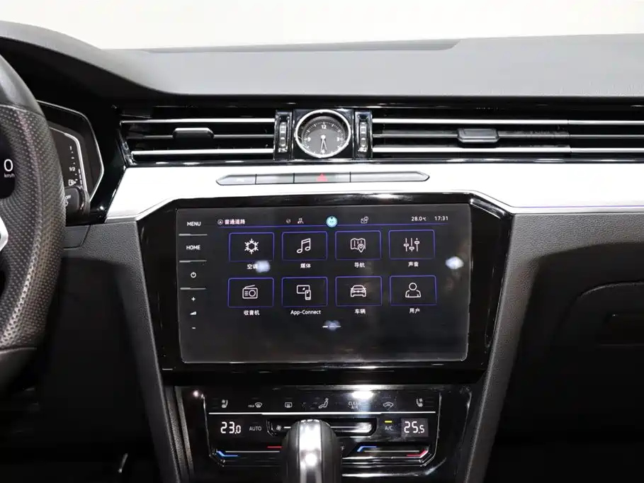 VOLKSWAGEN MAGOTAN 2023