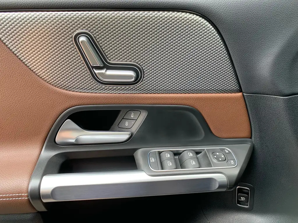 MERCEDES BENZ GLB 2024