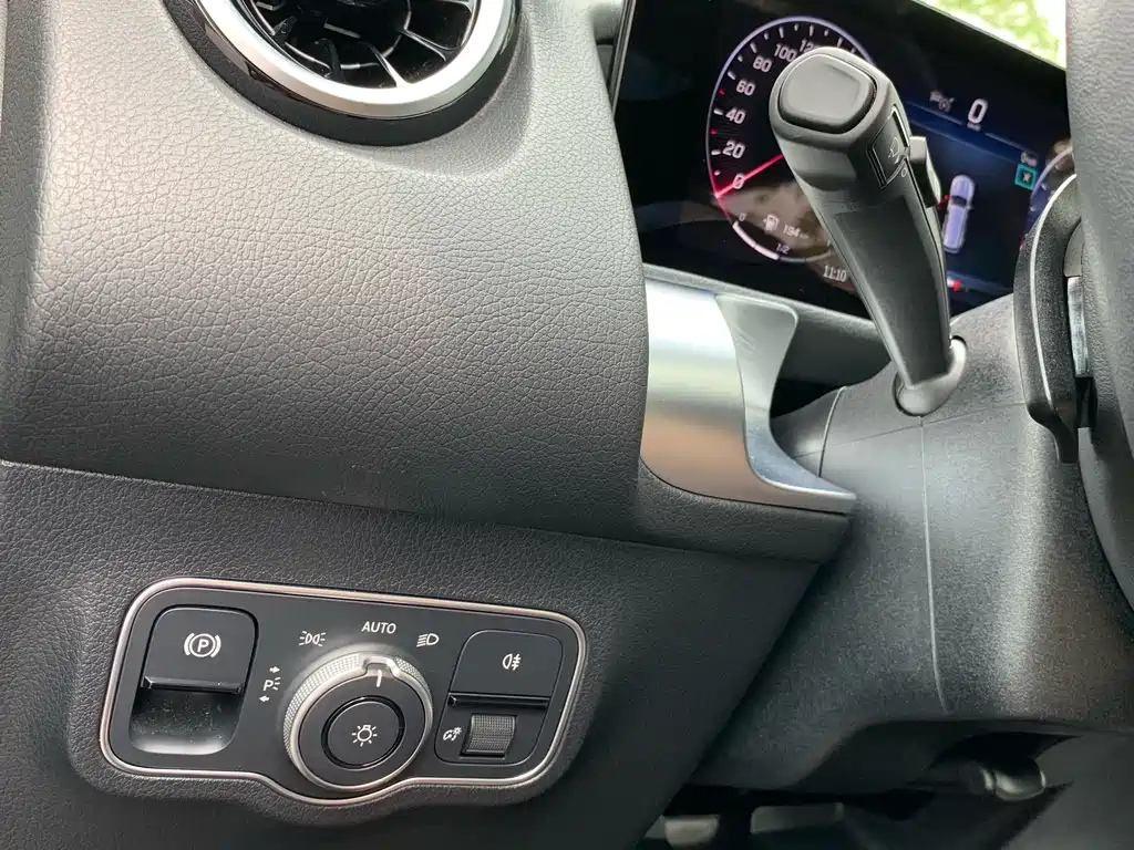 MERCEDES BENZ GLB 2024