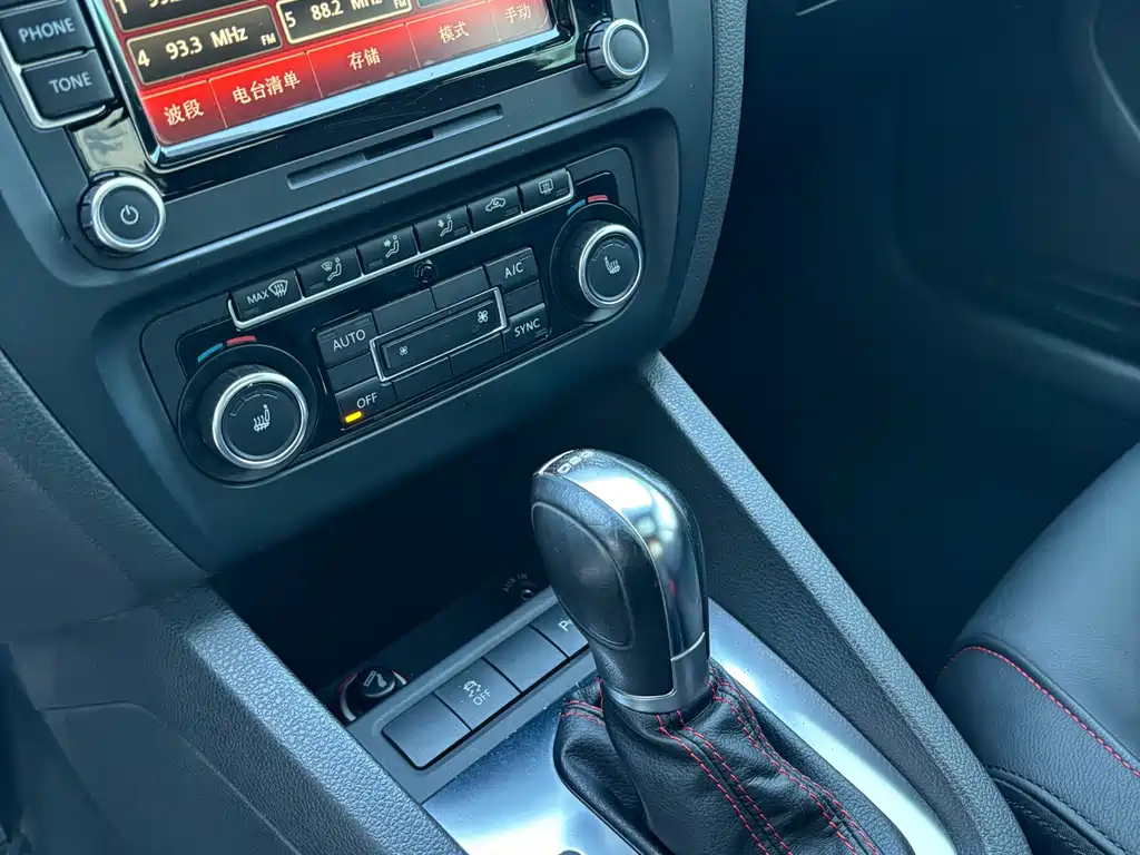 VOLKSWAGEN SAGITAR 2013