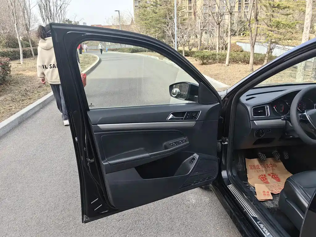 VOLKSWAGEN LAVIDA 2016