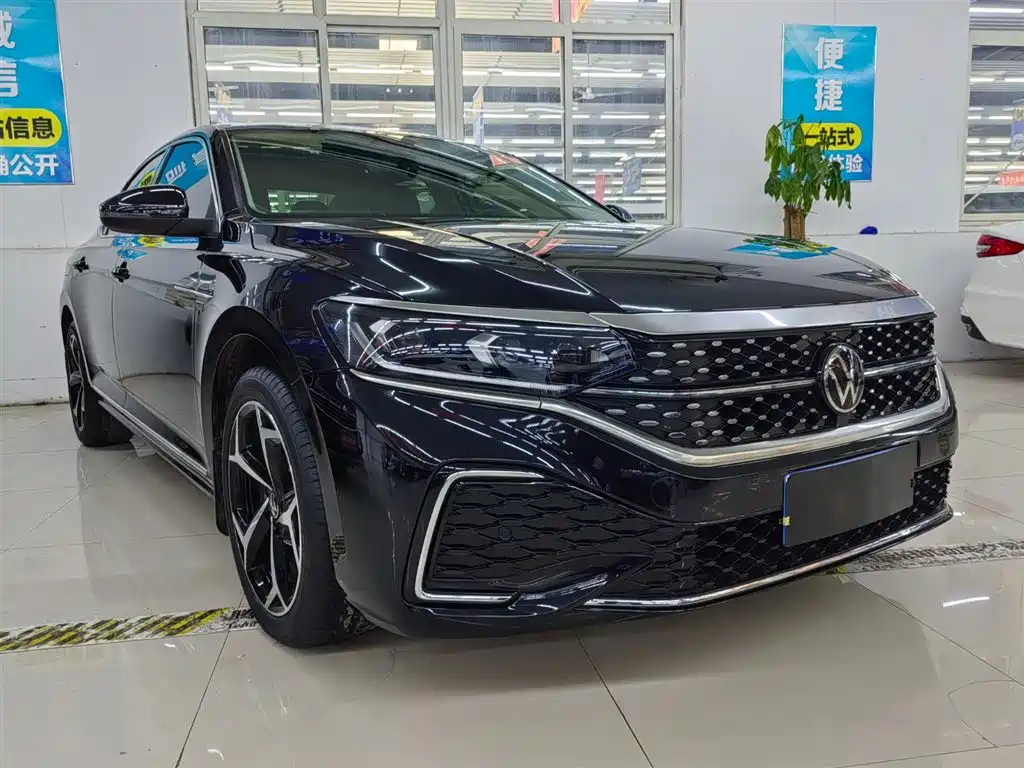 VOLKSWAGEN PASSAT 2023
