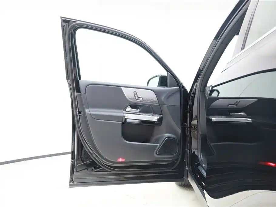 MERCEDES BENZ GLB 2023
