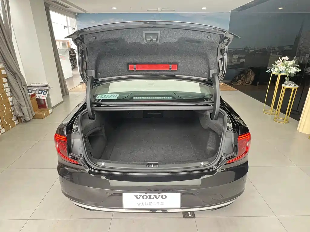 VOLVO S90 2023