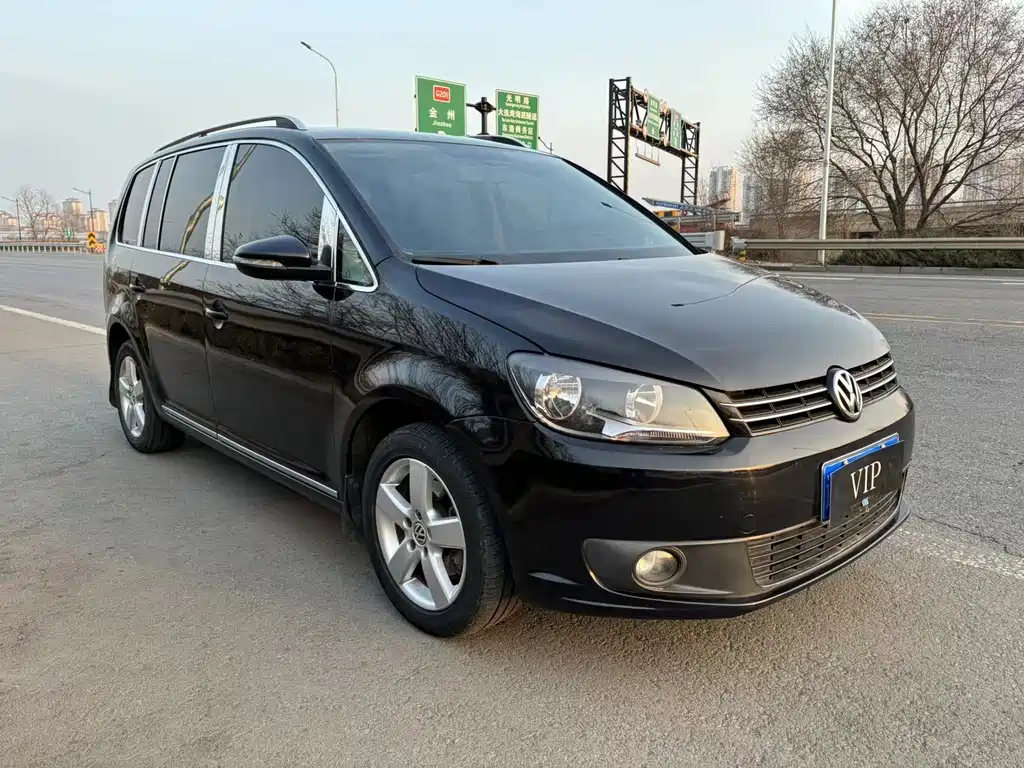 VOLKSWAGEN TOURAN 2014