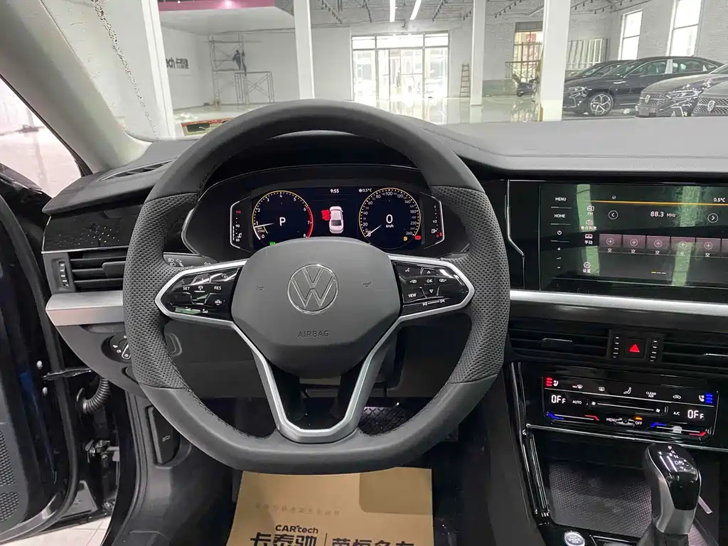 VOLKSWAGEN PASSAT 2024