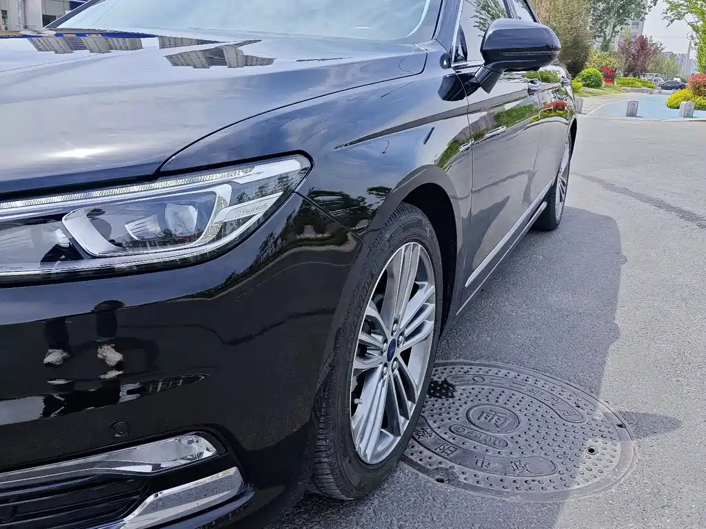 FORD TAURUS 2020