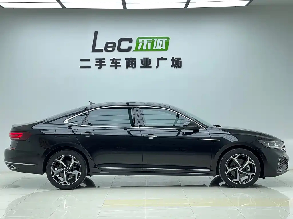 VOLKSWAGEN PASSAT 2023