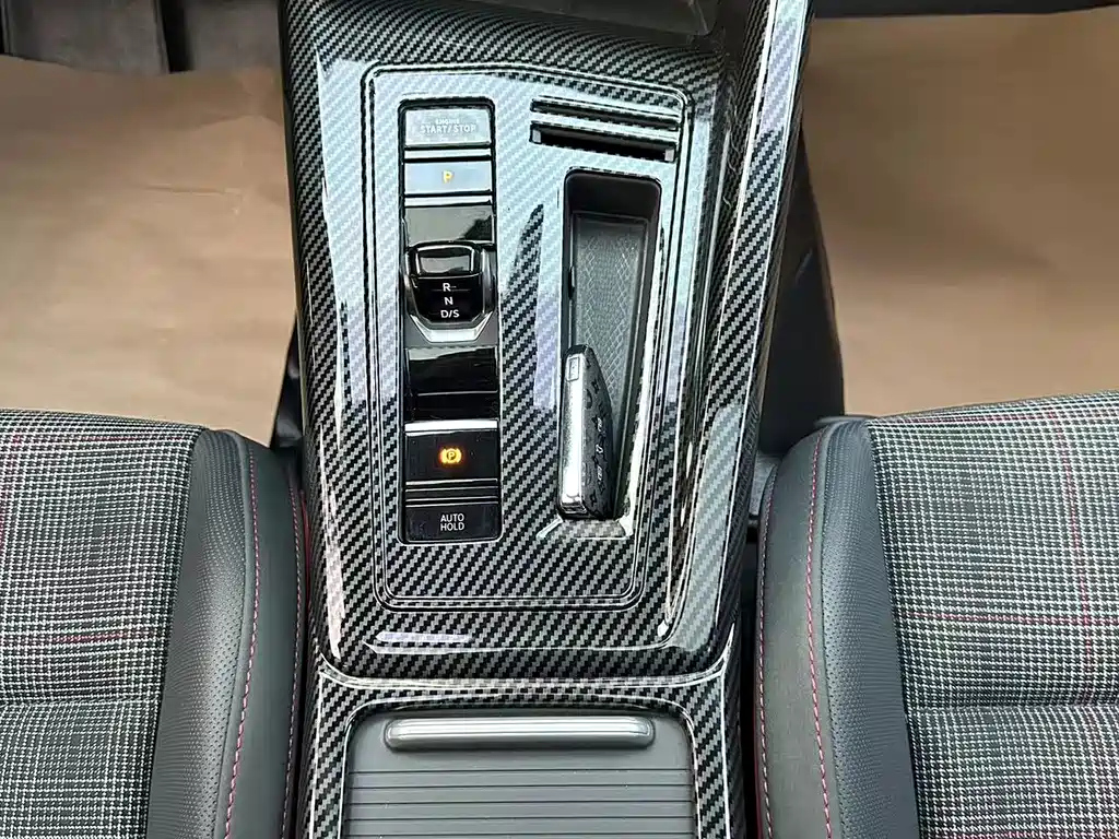 VOLKSWAGEN GOLF 2023