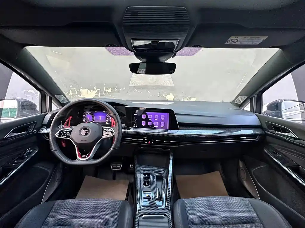 VOLKSWAGEN GOLF 2023