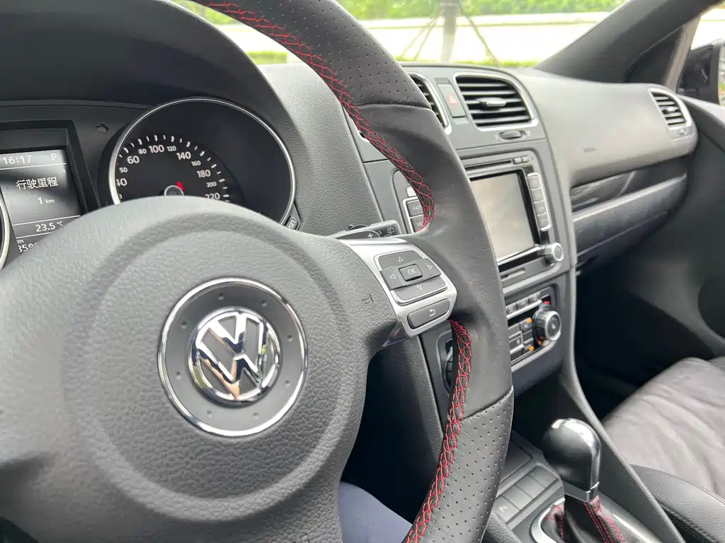 VOLKSWAGEN GOLF 2010