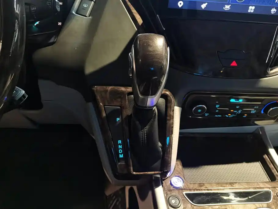 FORD TOUREO 2020
