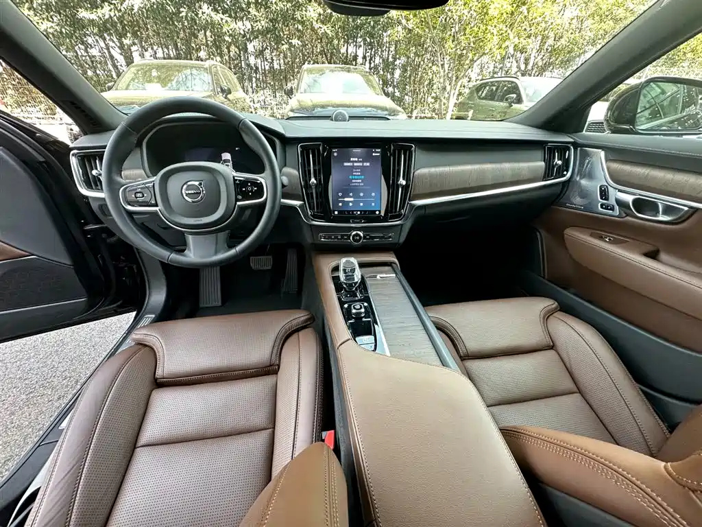 VOLVO S90 2023