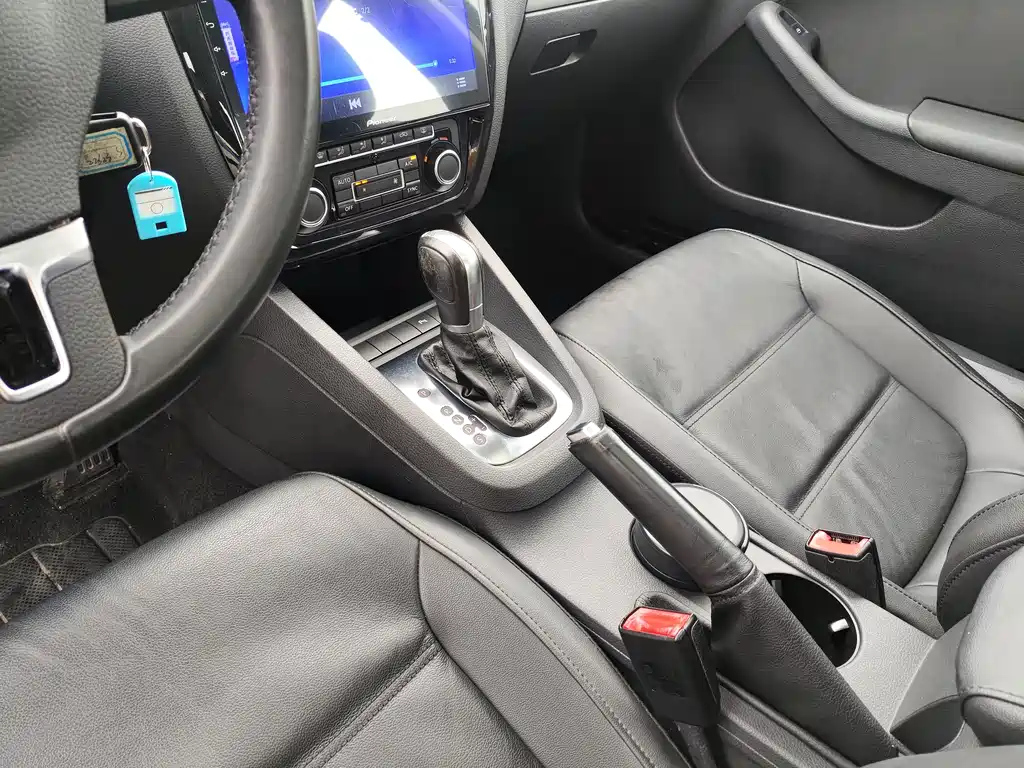 VOLKSWAGEN SAGITAR 2014