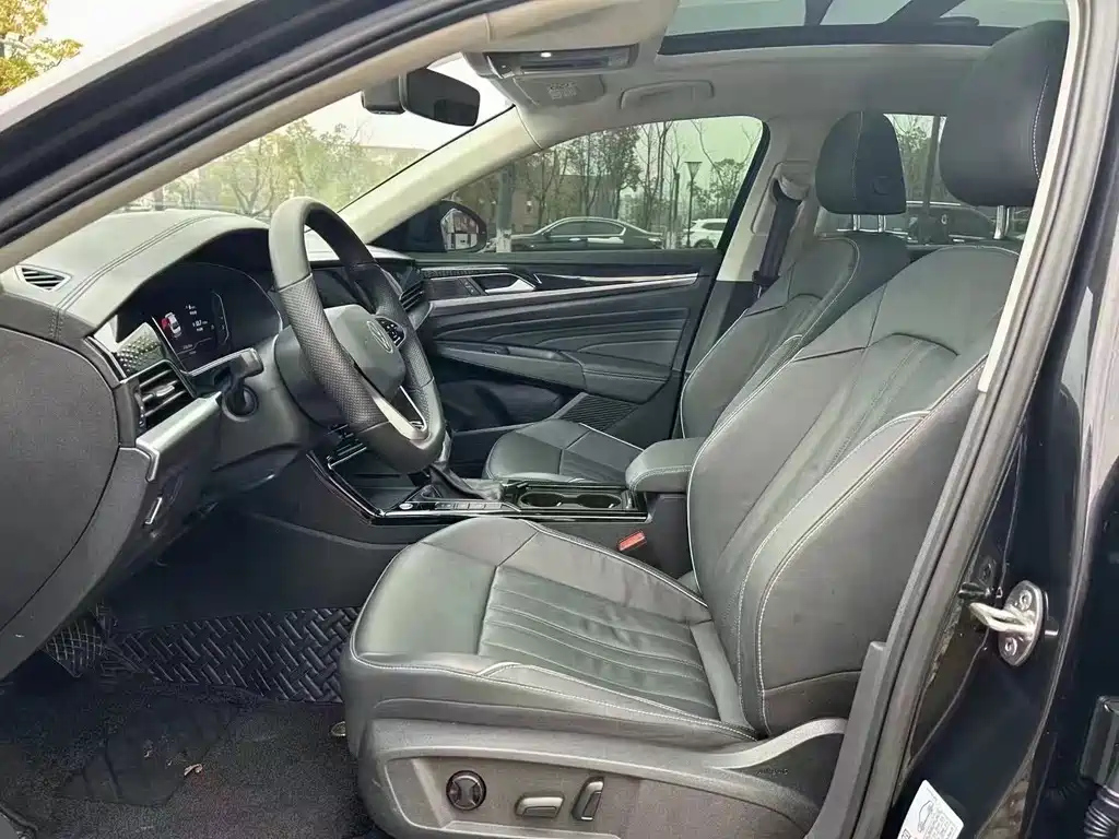 VOLKSWAGEN PASSAT 2023