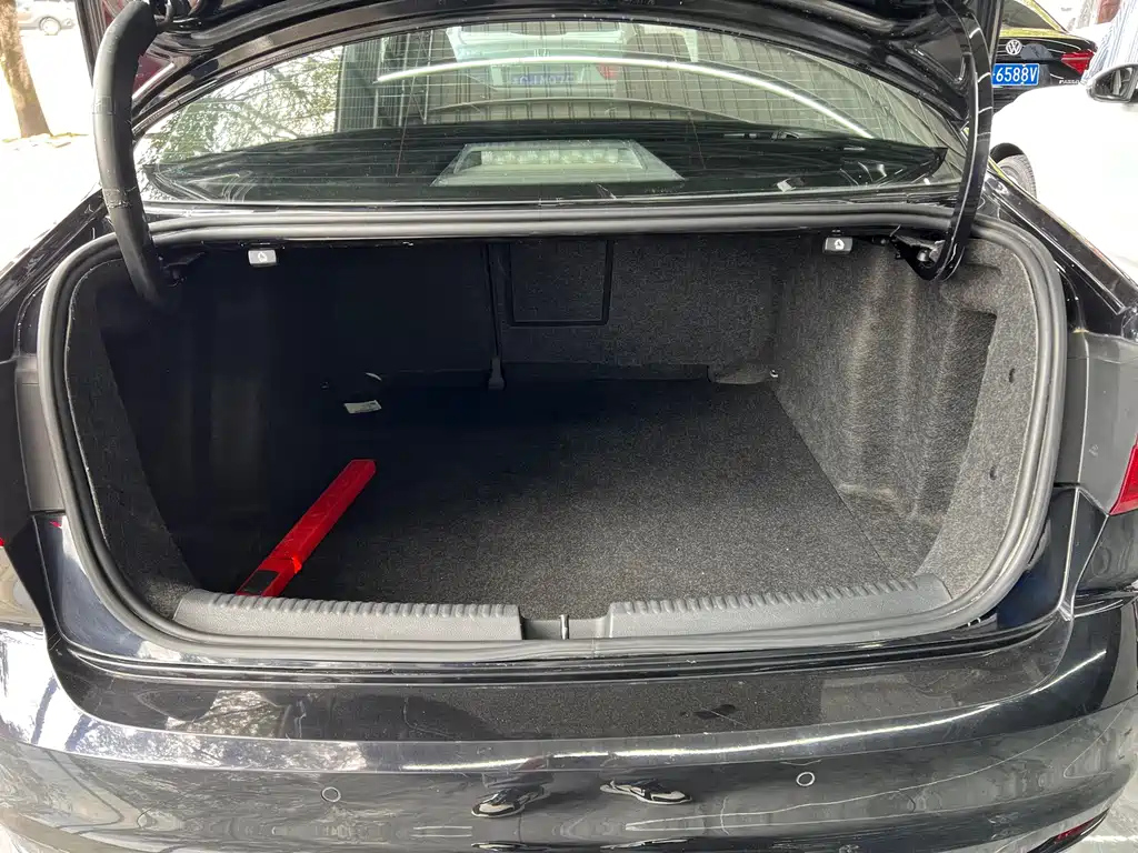 VOLKSWAGEN SAGITAR 2018