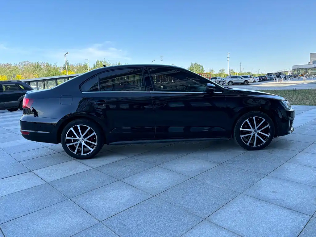 VOLKSWAGEN SAGITAR 2013