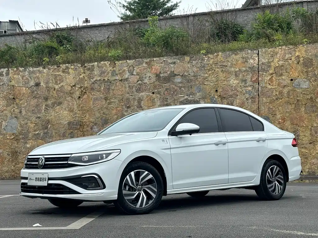 VOLKSWAGEN BORA 2023