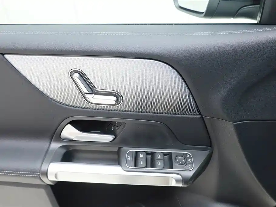 MERCEDES BENZ GLB 2023