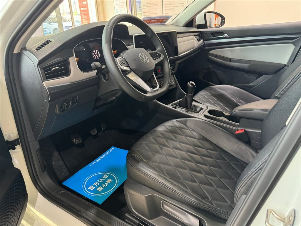 VOLKSWAGEN BORA 2023