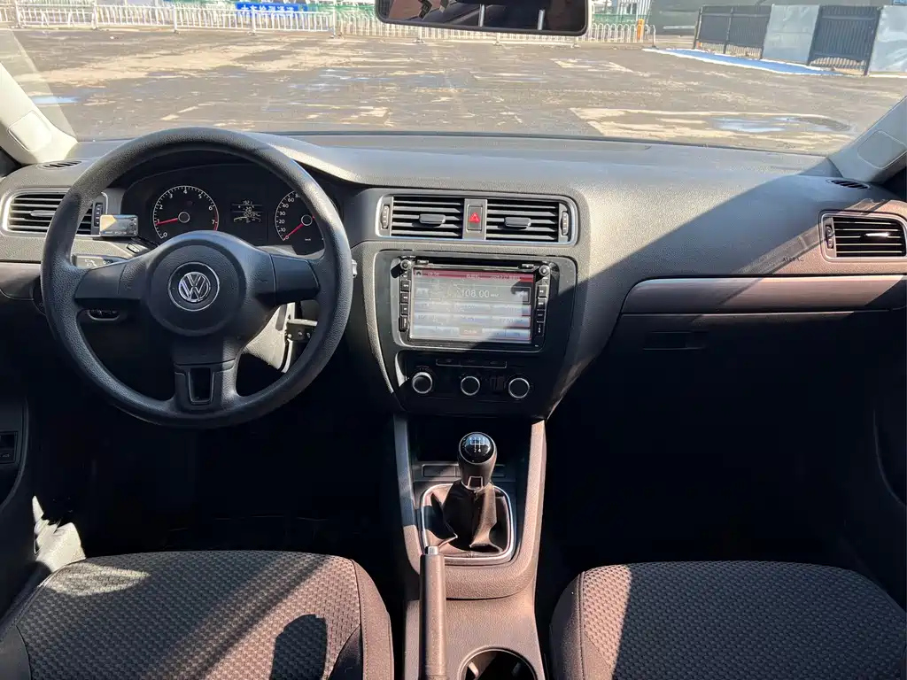 VOLKSWAGEN SAGITAR 2014
