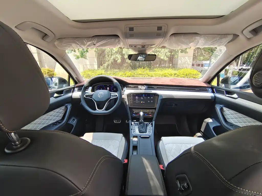 VOLKSWAGEN MAGOTAN 2023