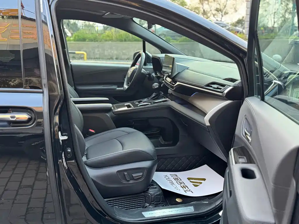TOYOTA GRANVIA 2023