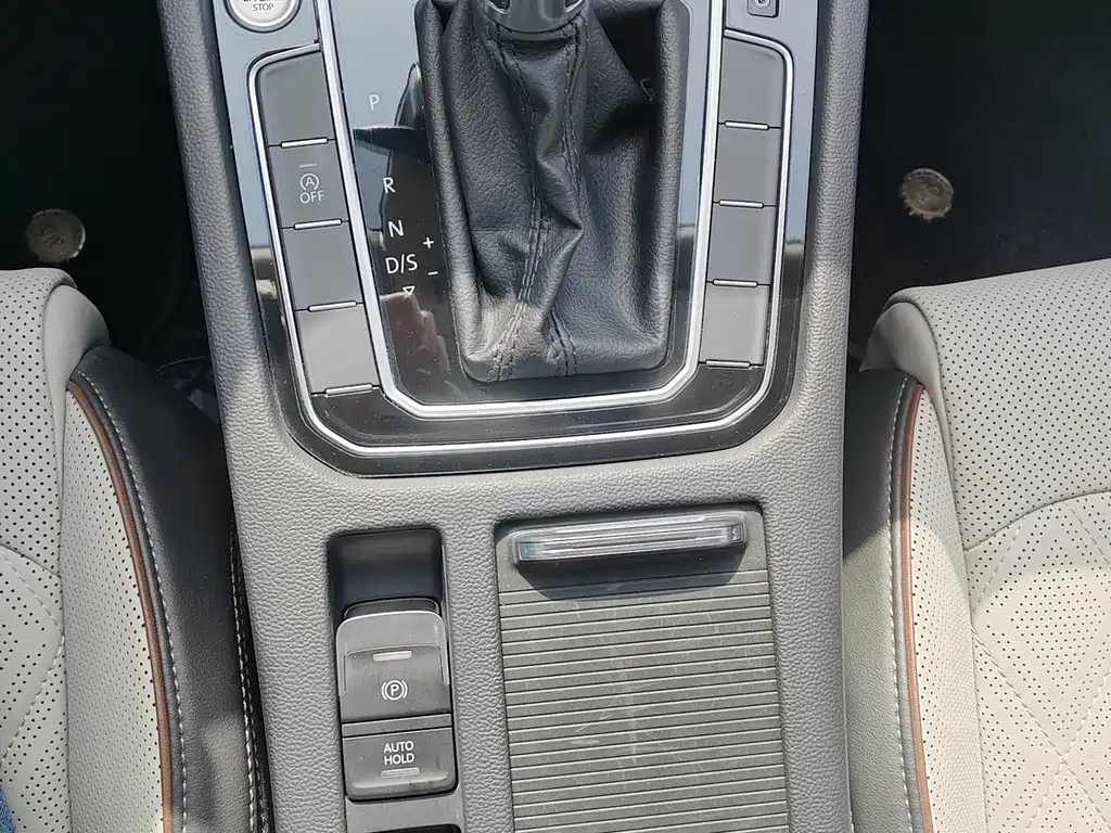 VOLKSWAGEN MAGOTAN 2023