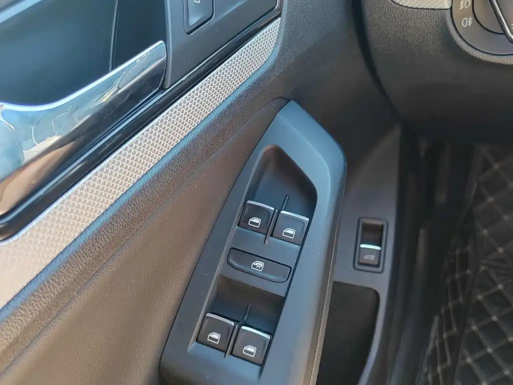 VOLKSWAGEN SAGITAR 2017