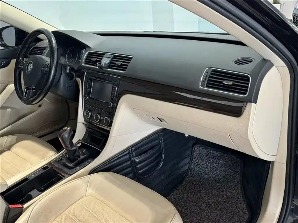 VOLKSWAGEN PASSAT 2015