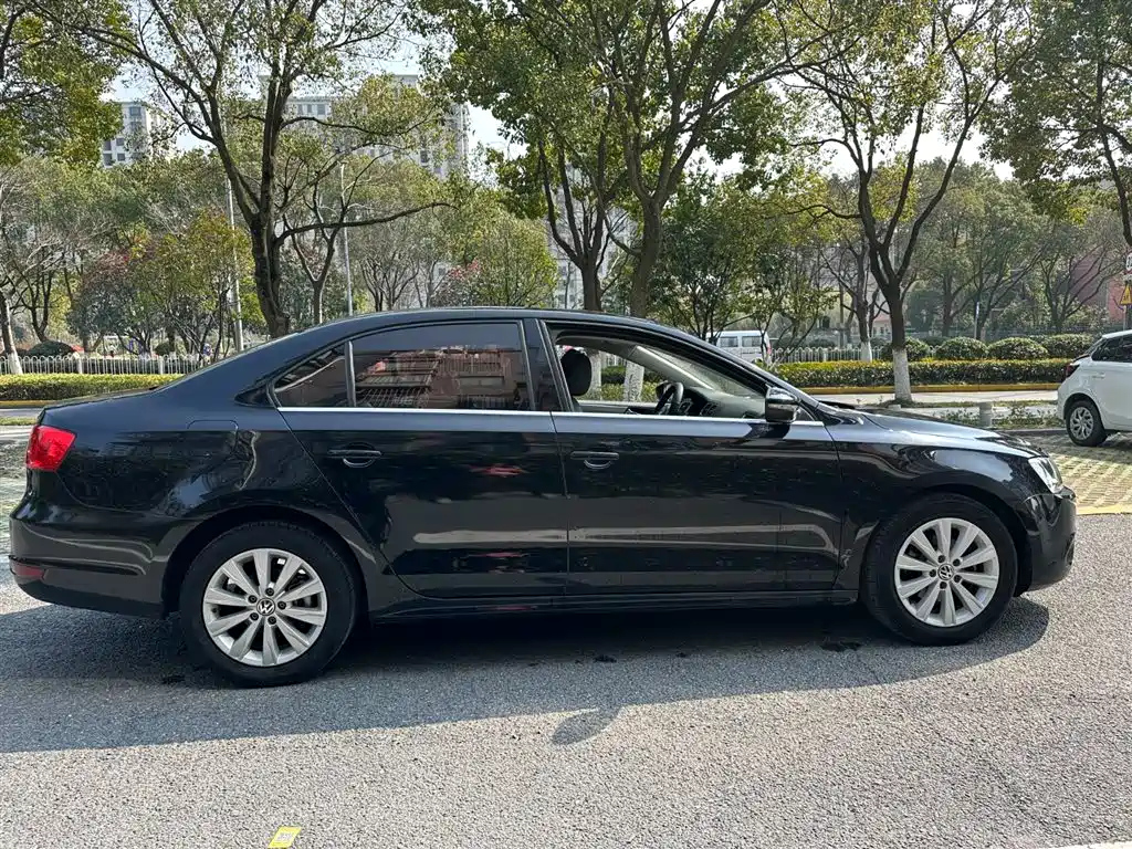VOLKSWAGEN SAGITAR 2014