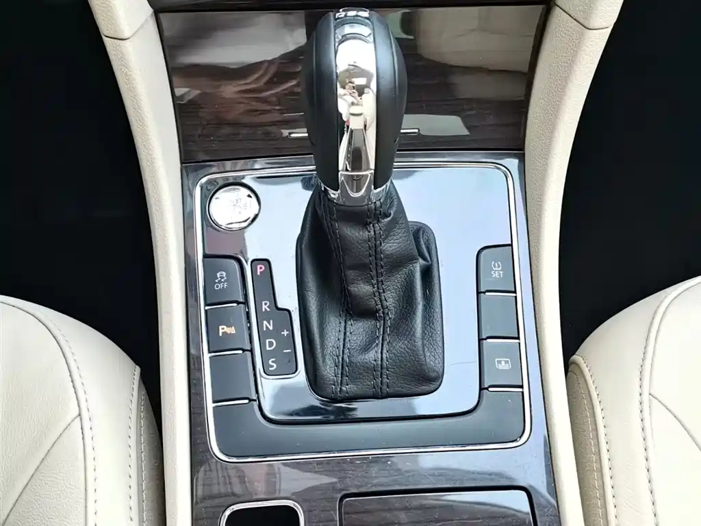 VOLKSWAGEN PASSAT 2014