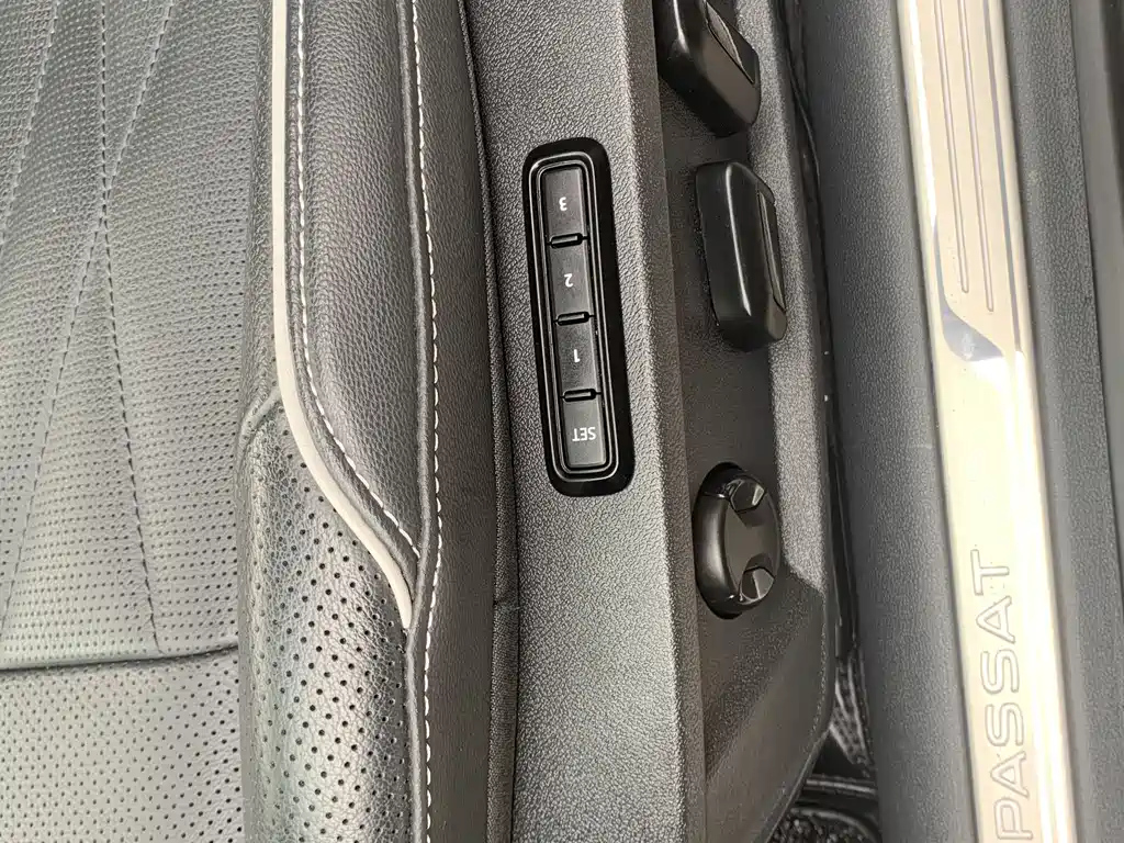 VOLKSWAGEN PASSAT 2023