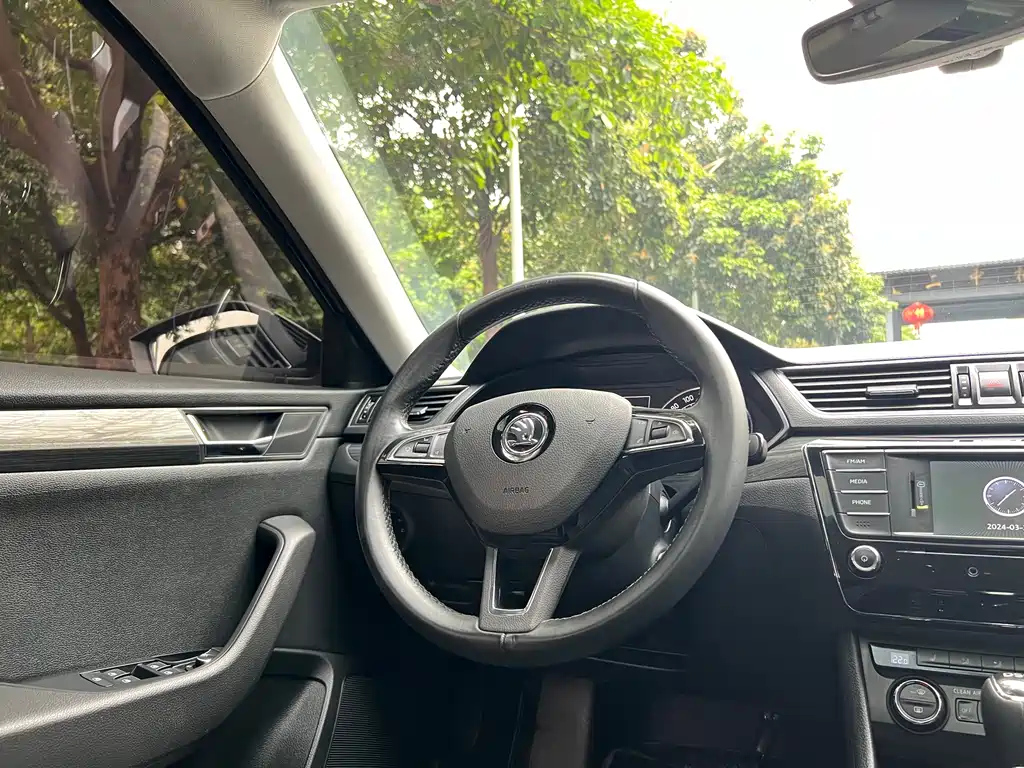 SKODA SUPERB 2017