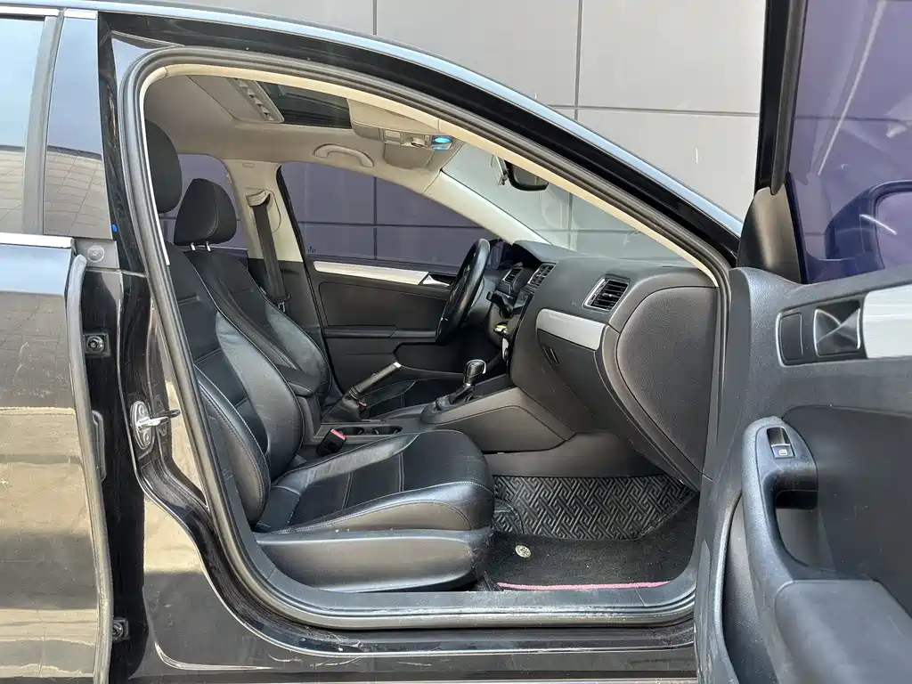 VOLKSWAGEN SAGITAR 2013