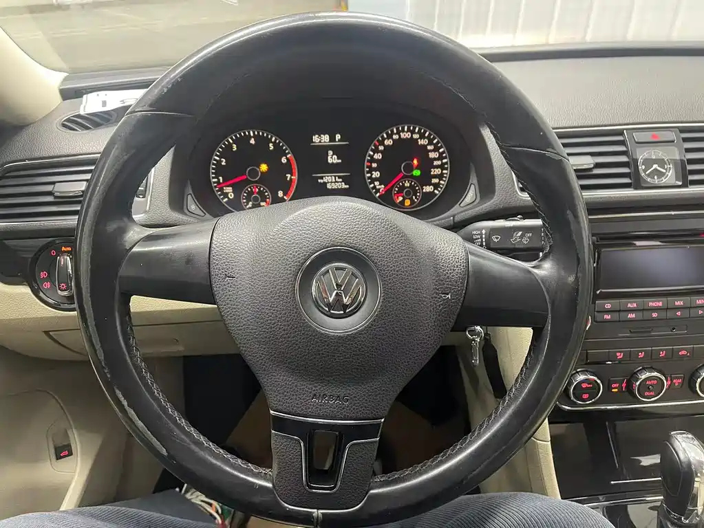 VOLKSWAGEN PASSAT 2011