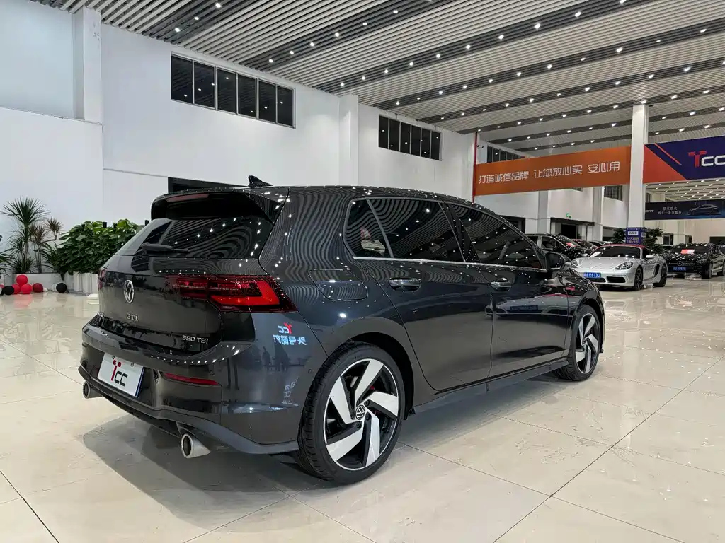 VOLKSWAGEN GOLF 2024